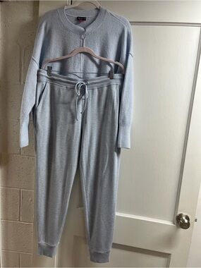 2 pc Vineyard Vines Light fleece pants/Vince Camuto Blue Crewneck Sweater
